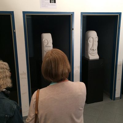 Kopf-Skulpturen von Silvia Steinacher